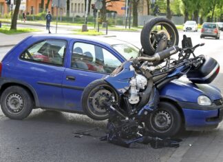 Imagen de archivo de un accidente entre un turismo y una moto.