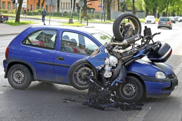 Imagen de archivo de un accidente entre un turismo y una moto.