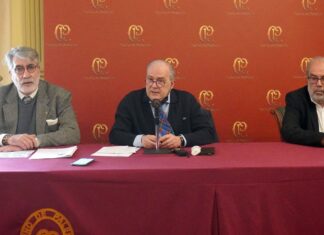 Presentación de la nueva directiva y proyecto de la Asociación de Amigos de la Catedral de Palencia. José María Nieto Vigil, presidente; Evaristo Urraca, presidente del Casino de Palencia (donde tuvo lugar la presentación) y Jesús Coria, presidente saliente.