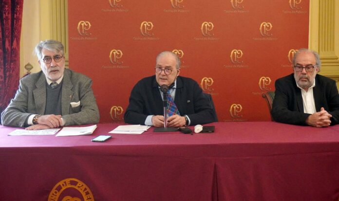 Presentación de la nueva directiva y proyecto de la Asociación de Amigos de la Catedral de Palencia. José María Nieto Vigil, presidente; Evaristo Urraca, presidente del Casino de Palencia (donde tuvo lugar la presentación) y Jesús Coria, presidente saliente.