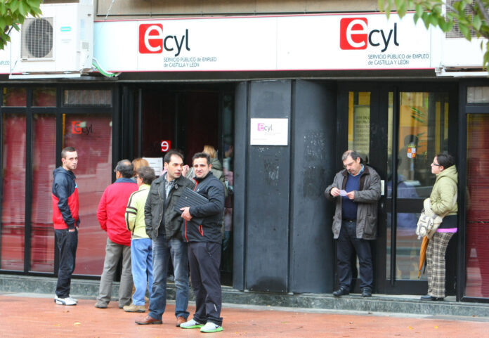 Varias personas hacen cola ante las oficinas del ECYL. / César Sánchez (ICAL)