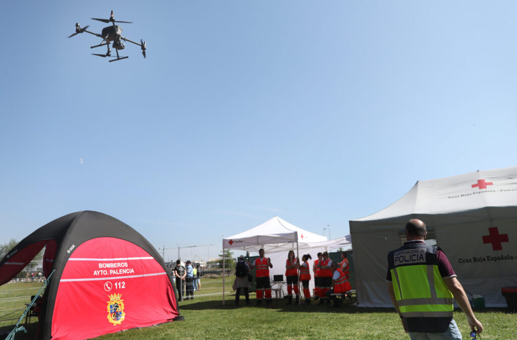 Un operador de dron de la Policía Nacional prueba el aparato. / Bágimo (ICAL)