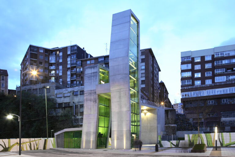 pasos superior con ascensores