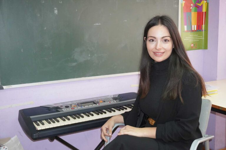 Sara Bureba cantante y trabajadora social de la Fundación Secretariado Gitano