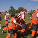 Servicios sanitarios atienden a una chica que ha sufrido un mareo en la fiesta ITA 2022 en Palencia