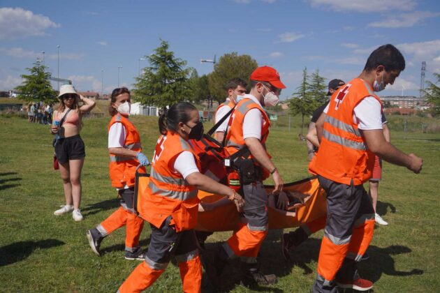 Servicios sanitarios atienden a una chica que ha sufrido un mareo en la fiesta ITA 2022 en Palencia