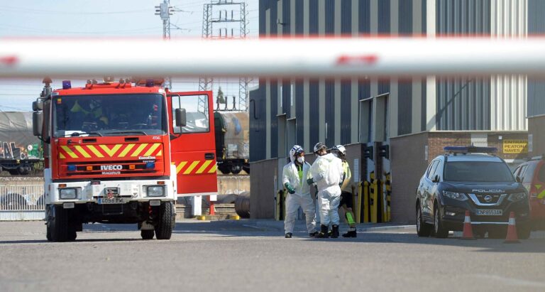 Imagen de un accidente laboral en Palencia con bomberos y policía presentes