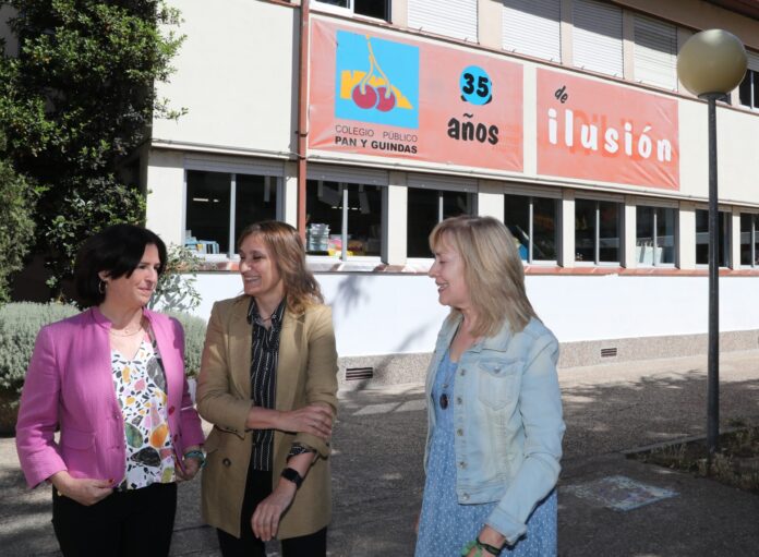 La consejera de Educación informa de las novedades sobre la oferta gratuita para los alumnos de dos a tres años durante el curso 2022-2023 Alumnos entrada al cole a los dos años
