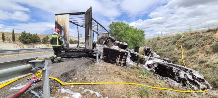 Incendio camión papel dueñas12