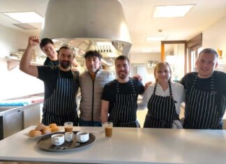 Roberto Espeso junto con el equipo de Restaurante Lera en Castroverde de Campos