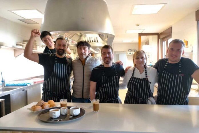 Roberto Espeso junto con el equipo de Restaurante Lera en Castroverde de Campos