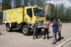 Imagen de archivo: Suárez Quiñones ante una de las autobombas del operativo de la Junta