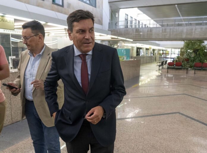Miembros del Comité de Empresa de Siro se dirigen a Madrid en microbús para reunirse con la ministra de Industria, Reyes Maroto Carriedo siro ayer hoy inversor