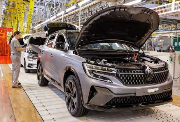 Fabricación del nuevo Renault Austral en la planta de Villamuriel de Cerrato, Palencia. Julio 202