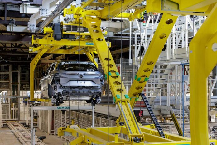 Fabricación del nuevo Renault Austral en la planta de Villamuriel de Cerrato, Palencia. Julio 202