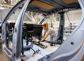 Fabricación del nuevo Renault Austral en la planta de Villamuriel de Cerrato, Palencia. Julio 202