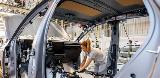 Fabricación del nuevo Renault Austral en la planta de Villamuriel de Cerrato, Palencia. Julio 202