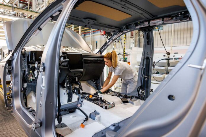 Fabricación del nuevo Renault Austral en la planta de Villamuriel de Cerrato, Palencia. Julio 202