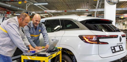 Fabricación del nuevo Renault Austral en la planta de Villamuriel de Cerrato, Palencia. Julio 202