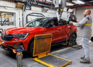 Fabricación del nuevo Renault Austral en la planta de Villamuriel de Cerrato, Palencia. Julio 202