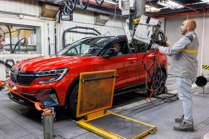 Fabricación del nuevo Renault Austral en la planta de Villamuriel de Cerrato, Palencia. Julio 202