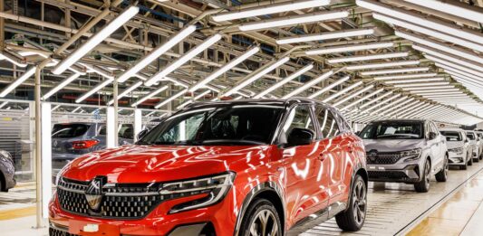 Fabricación del nuevo Renault Austral en la planta de Villamuriel de Cerrato, Palencia. Julio 202