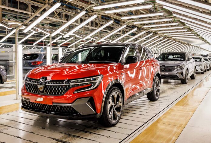 Fabricación del nuevo Renault Austral en la planta de Villamuriel de Cerrato, Palencia. Julio 202