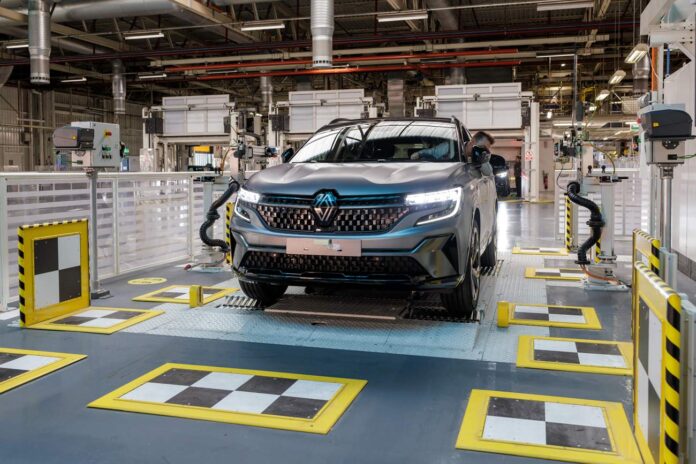 Fabricación del nuevo Renault Austral en la planta de Villamuriel de Cerrato, Palencia. Julio 202