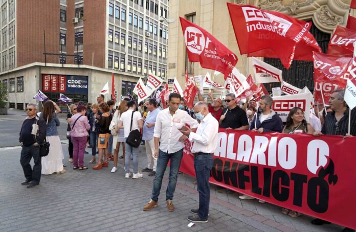 Rubén Cacho ICAL. Concentración UGT y CCOO en Valladolid frente a las sedes de las patronales.jpg