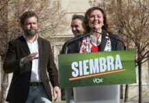 Sonia Lalanda en un acto de campaña junto con Iván Espinosa de los Monteros y David Hierro en la plaza de San Pablo de Palencia - Manuel Brágimo, ICAL