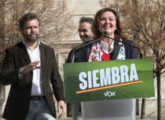 Sonia Lalanda en un acto de campaña junto con Iván Espinosa de los Monteros y David Hierro en la plaza de San Pablo de Palencia - Manuel Brágimo, ICAL