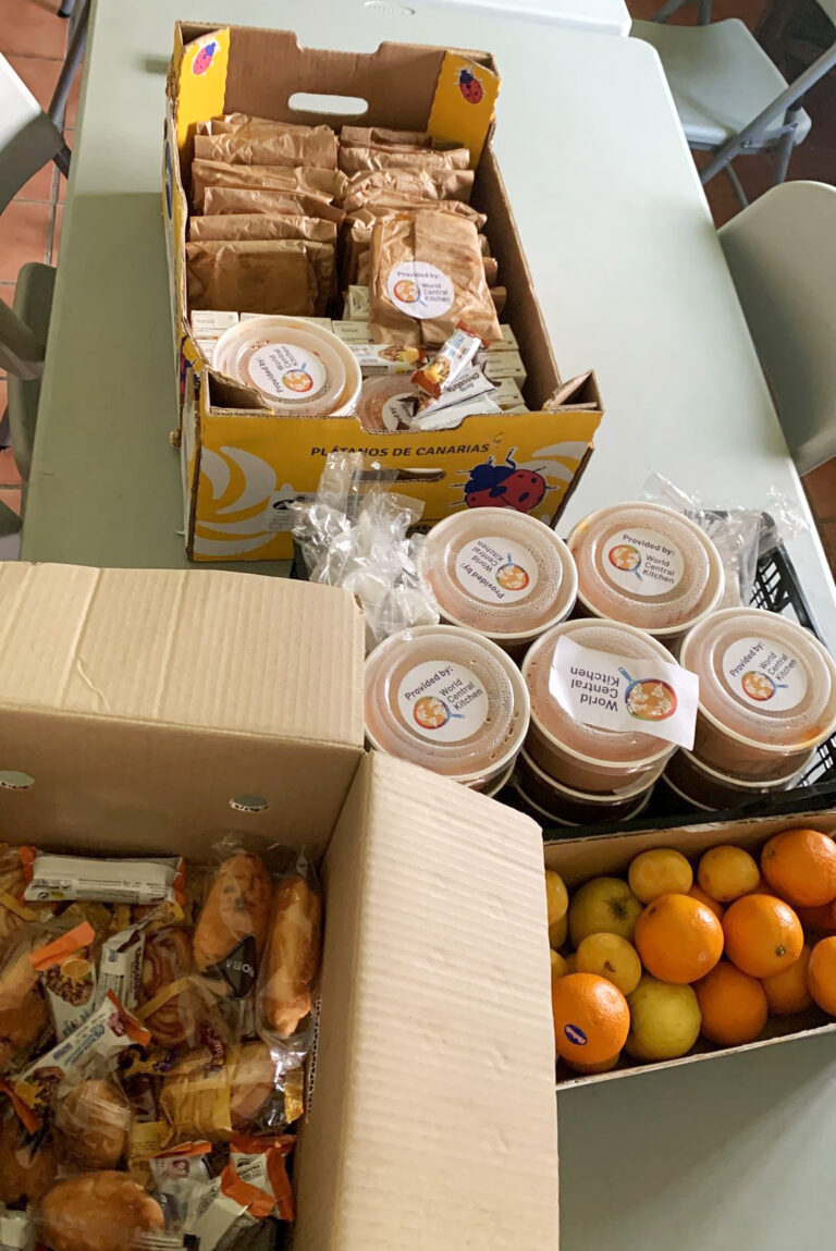 La ONG 'World Central Kitchen' del chef José Andrés suministra comida al operativo que lucha contra el fuego en Santra Cruz del Valle (Ávila)