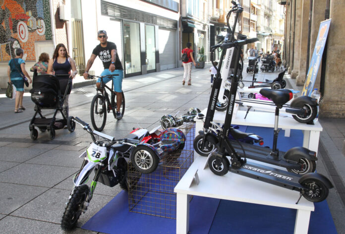 movilidad soExposición de patinetes eléctricos en una feria anterior de movilidad sostenible en Palencia.stenible