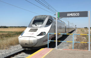 Los Alvia, que desde el 15 de agosto se quedaban en Palencia ya circulan de nuevo por la línea hacia Santander. / Brágimo (ICAL)