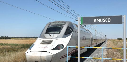 Los Alvia, que desde el 15 de agosto se quedaban en Palencia ya circulan de nuevo por la línea hacia Santander. / Brágimo (ICAL)