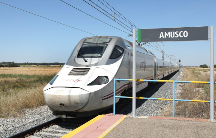 Adif adjudica los trabajos de construcción de la plataforma Palencia Norte-Amusco en la línea de alta velocidad Palencia-Aguilar de Campoo Los Alvia, que desde el 15 de agosto se quedaban en Palencia ya circulan de nuevo por la línea hacia Santander. / Brágimo (ICAL)