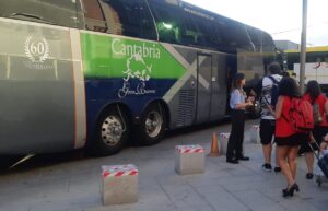 Viajeros al bus palencia