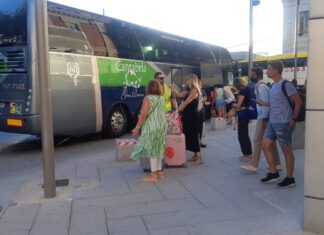 Viajeros al bus palencia
