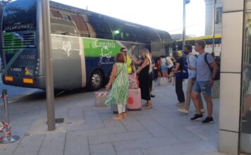 Viajeros al bus palencia