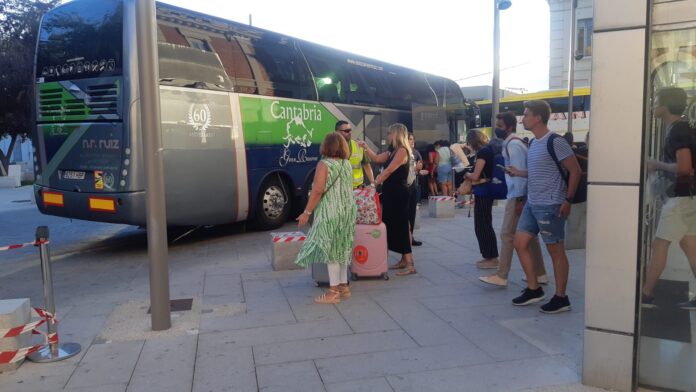 Viajeros al bus palencia