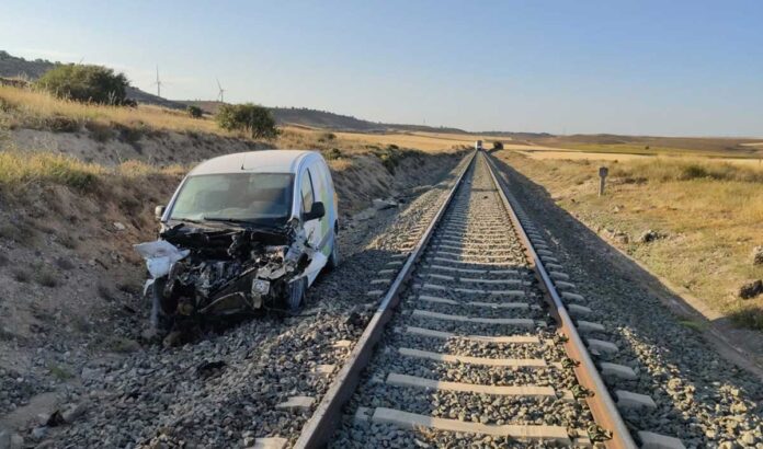 choque tren y furgoneta en Radona Soria agosto 2022