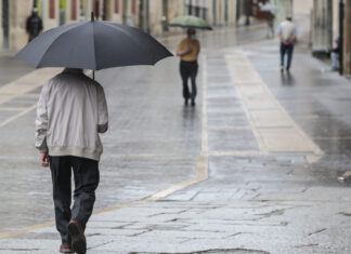 Gente cubriéndose de la lluvia con paraguas
