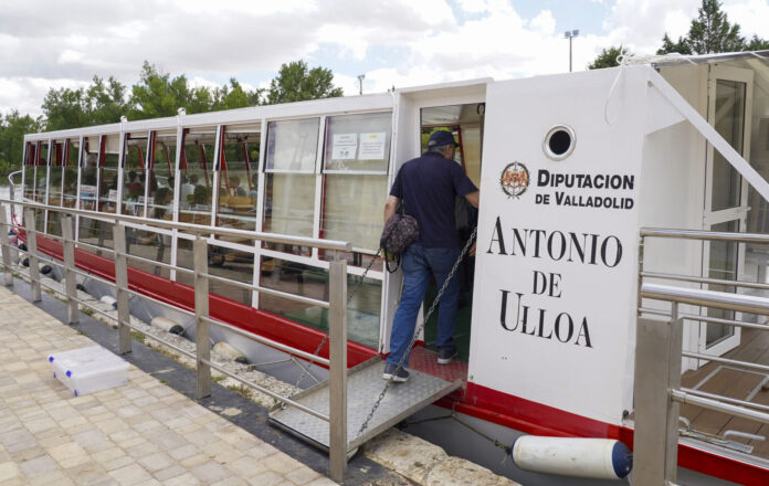 Embarcación 'Antonio de Ulloa' en el Canal de Castilla Canal de Castilla Europeo