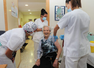 Una paciente recibe una inoculación en forma de vacuna