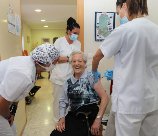 Una paciente recibe una inoculación en forma de vacuna