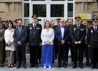 La delegada del Gobierno en Castilla y León, Virginia Barcones; el Jefe Superior de Policía de Castilla y León, Juan José Campesino; el nuevo jefe provincial de la Policía Nacional de Soria y el el Subdelegado del Gobierno en Soria, Miguel Latorre entre otro cargos, durante el minuto de silencio por la mujer asesinada en Palencia.