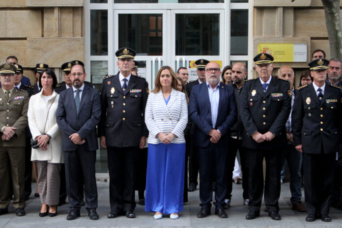 La delegada del Gobierno en Castilla y León, Virginia Barcones; el Jefe Superior de Policía de Castilla y León, Juan José Campesino; el nuevo jefe provincial de la Policía Nacional de Soria y el el Subdelegado del Gobierno en Soria, Miguel Latorre entre otro cargos, durante el minuto de silencio por la mujer asesinada en Palencia.