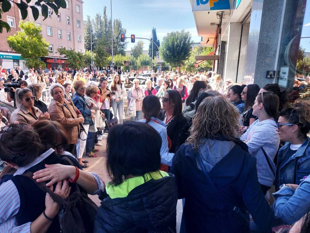 Concentración ante el supermercado Lupa donde trabajaba Raquel