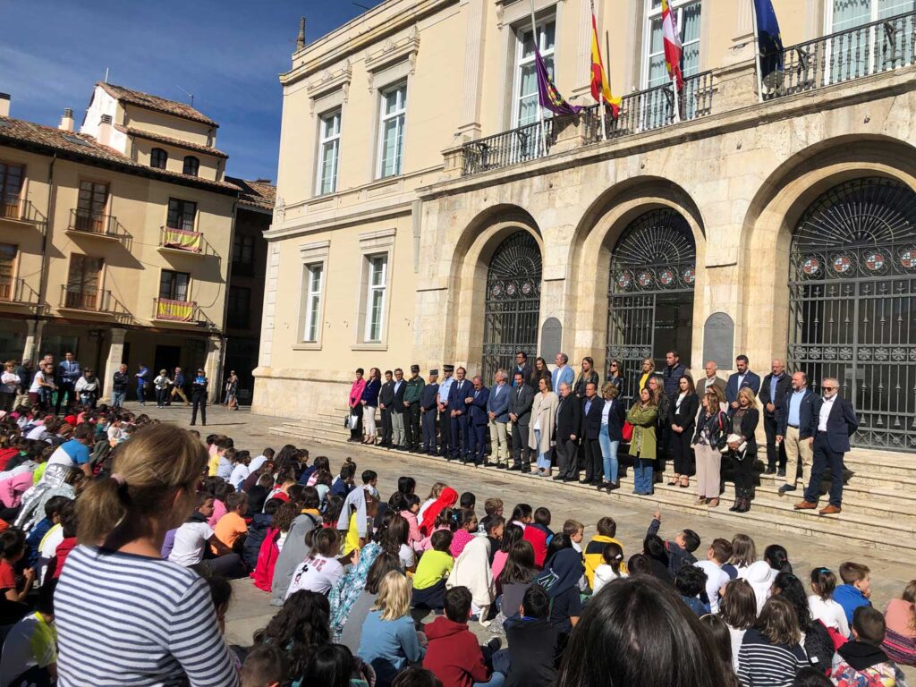 Minuto de silencio en condena del asesinato de Raquel en Palencia