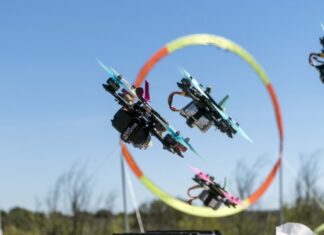 El castro de Yecla de Yeltes acoge una jornada de drones, donde se han celebrado carreras, cursos de formación y vuelo libre con diferentes multicopteros. / David Arranz (ICAL)
